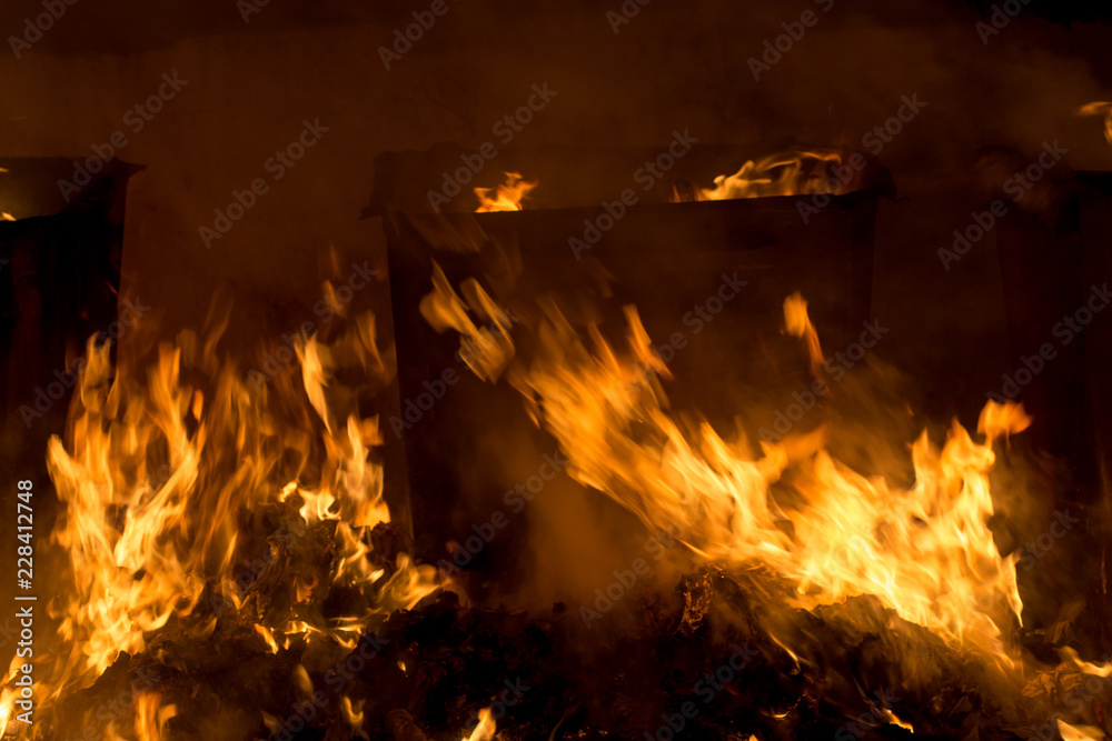 Obraz premium burning trash