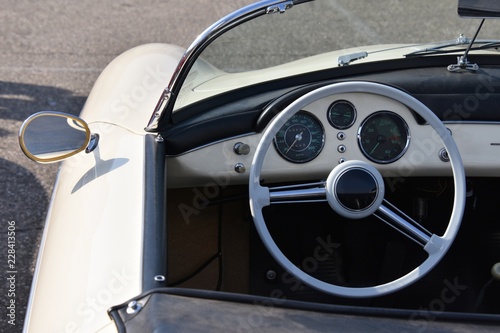 Fotografie, Obraz Armaturenbrett eines alten Cabrios
