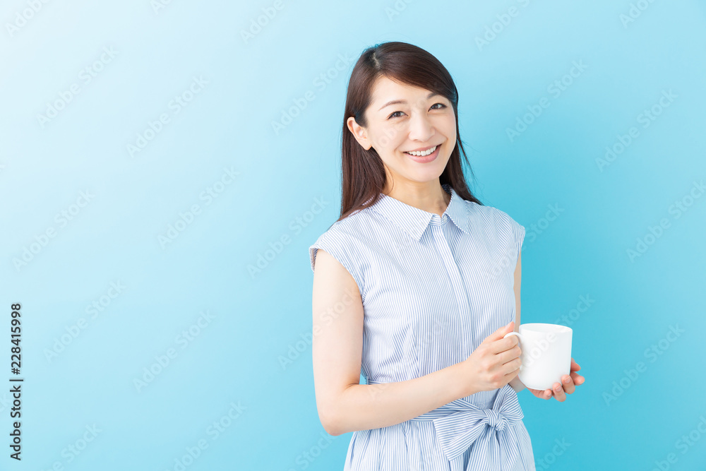 飲み物を飲む女性 飲み物を飲む女性