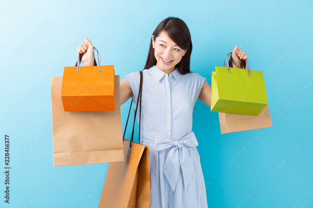買い物をする女性 買い物をする女性