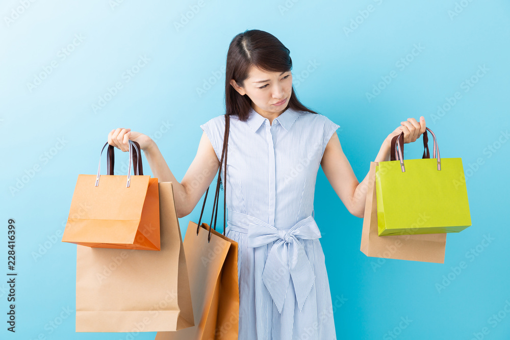 買い物をする女性　考える