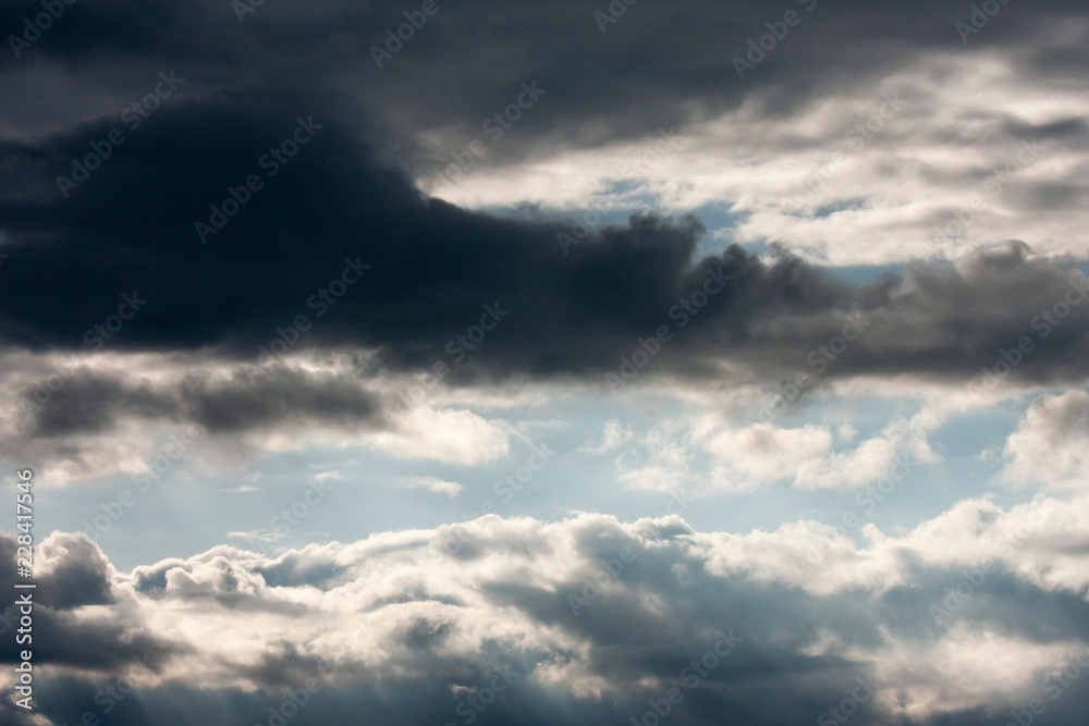 Obraz premium Dramatic dark and light cloudy sky