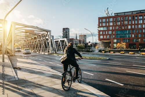 Fahrradfahrer in Hamburg HafenCity 