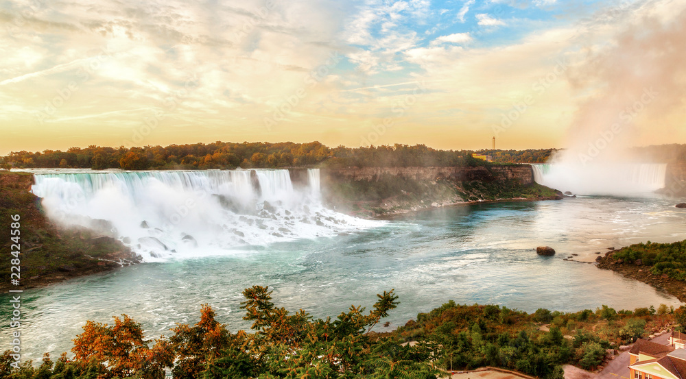 Fototapeta premium Panorama Sunrise nad wodospadem Niagara na granicy USA i Kanady