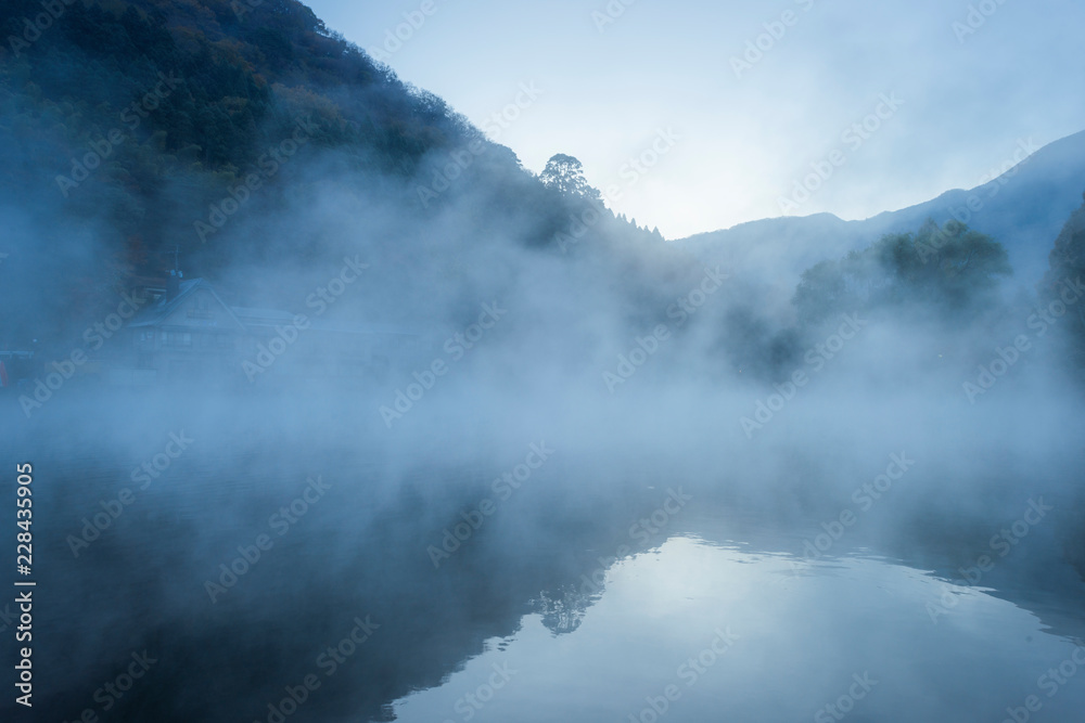 朝霧につつまれた金鱗湖