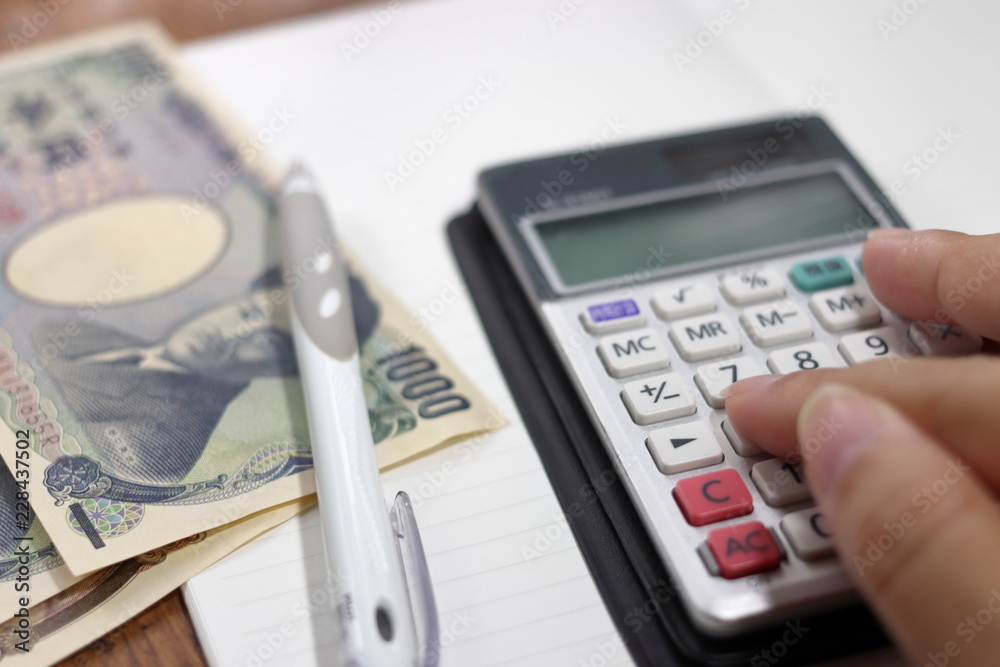 お金を計算している人