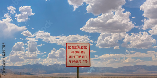 Quadro su tela No trespassing sign against mountain and sky