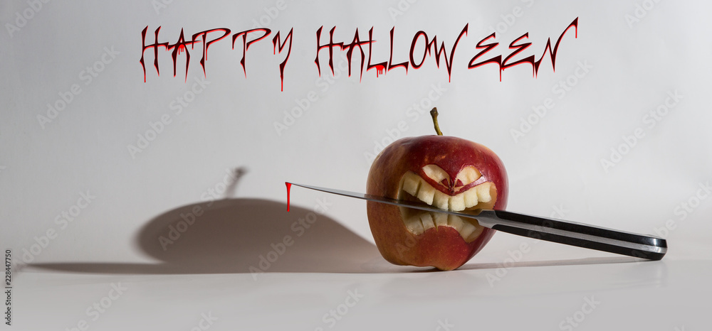 Halloween Apfel geschnitzt mit Messer Stock-Foto | Adobe Stock
