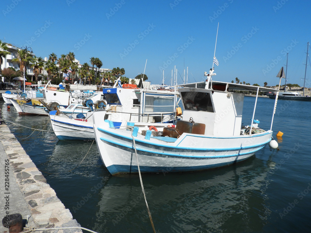 Kleine Fischerboote im Hafen Kos