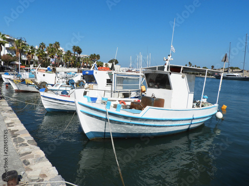 Kleine Fischerboote im Hafen Kos
