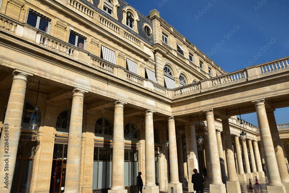 Colonnade du Palais Royal à Paris, France