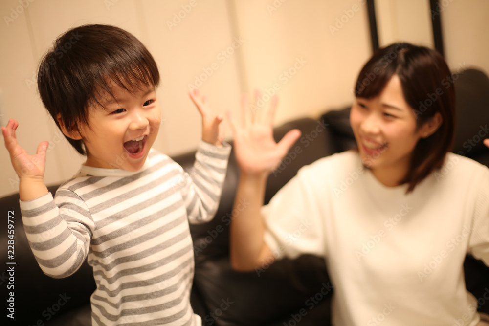 遊ぶ親子