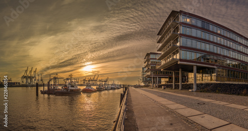 Panorama von einem Anleger f  r Schlepper im Hamburgerg Hafen