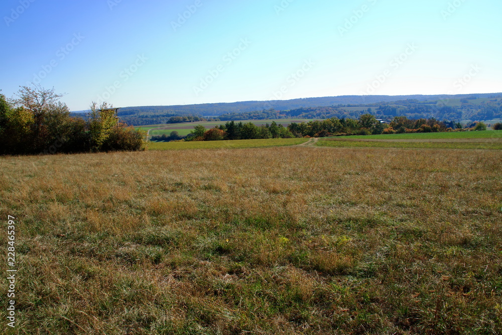 Fototapeta premium Blick über das Heckengäu bei Weissach mit seinen Felder, Wiesen und Streuobstwiesen im Herbst