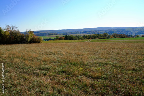 Blick   ber das Heckeng  u bei Weissach mit seinen Felder  Wiesen und Streuobstwiesen im Herbst