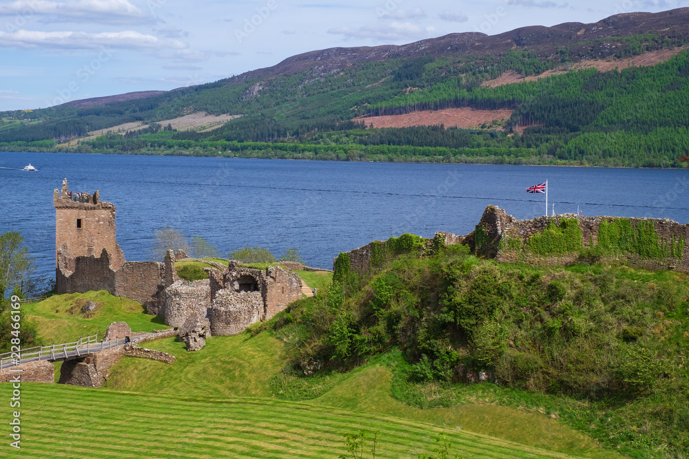 Die Ruine von Urquhart am Loch Ness in den Highlands von Schottland