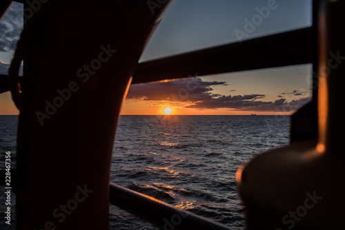 Sonnenuntergang an Bord eines Schiffes mit Rettungsring