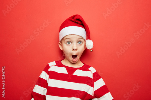Überraschtes Kind beim Staunen zu Weihnachten