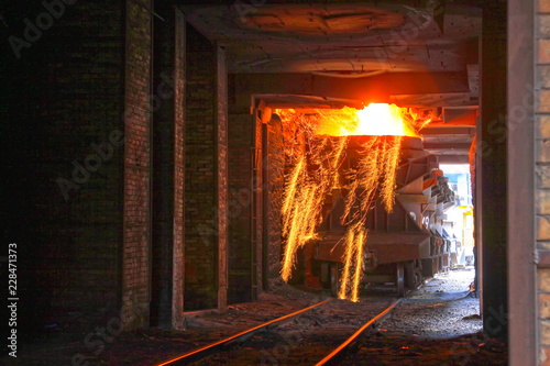 Bilde på lerret iron works molten iron crucible