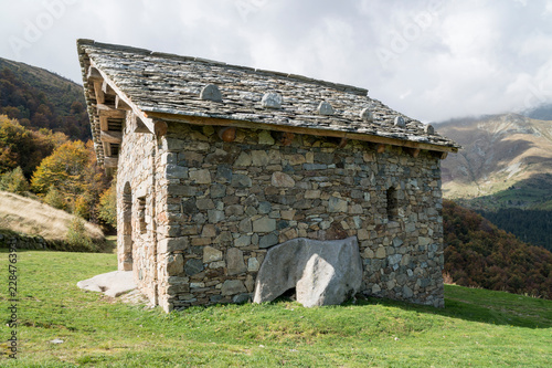 Schilderij op canvas Ancient small stone house in the mountains