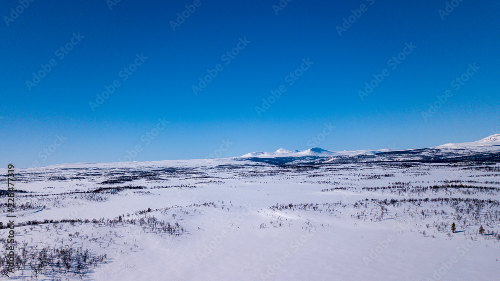 Obraz premium winter landscape with mountains and clear skies