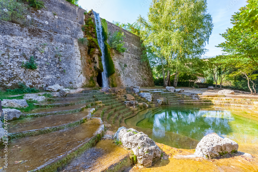 Fototapeta premium fontaine cascade à Pont-en-Royans, Isère, France 