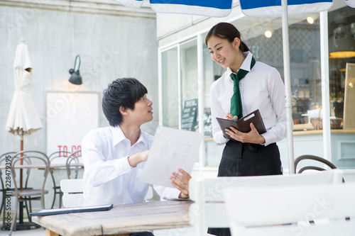 カフェ定員とお客さん photo