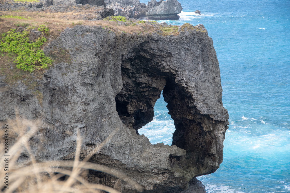 沖縄の海と崖