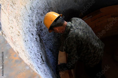 Tablou pe pânză Workers are assembled steel crucible internal with refractory brick in a steel p