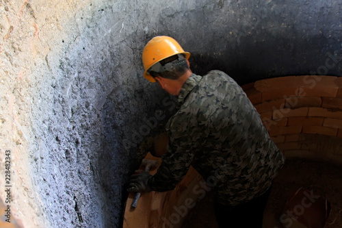 Schilderij op canvas Workers are assembled steel crucible internal with refractory brick in a steel p