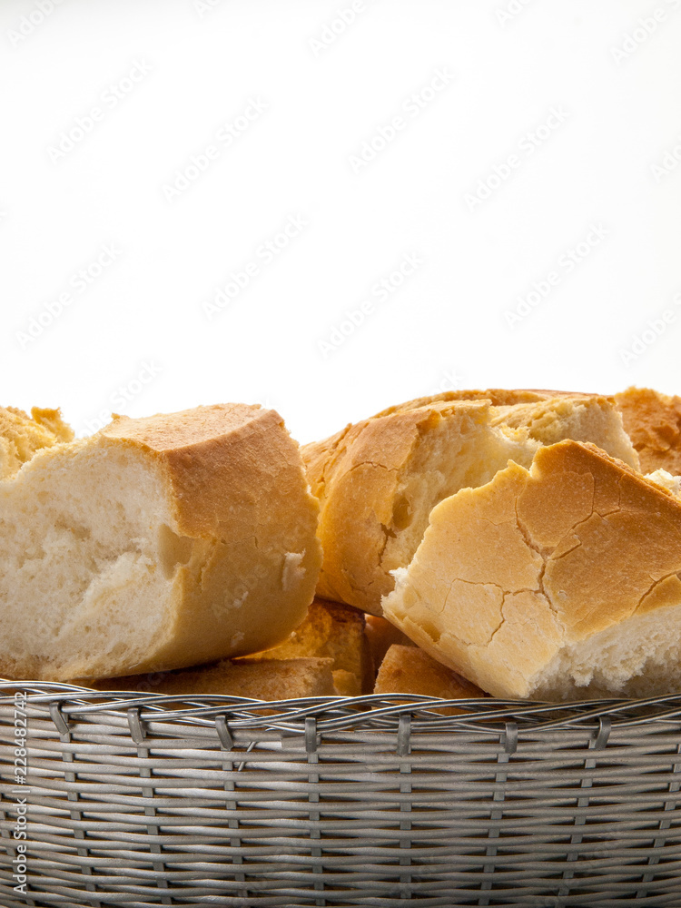 Detalle de varios trozos de pan en una cesta plateada 2