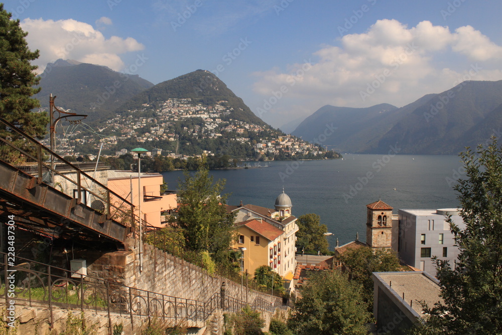 Lugano; Seepanorama mit Monte Bre (Blick von der stillgelegten Standseilbahntrasse (Funicolare degli Angioli)