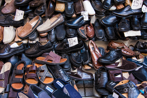 Schuhe in großer Vielfalt auf einem Haufen