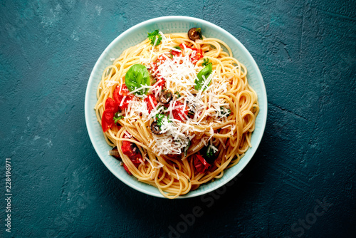 teller mit spagetti und tomaten photo