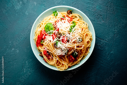 teller mit spagetti und tomaten