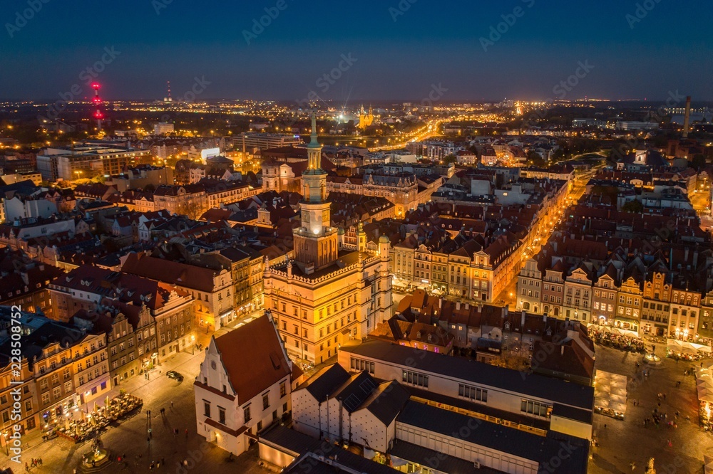 Obraz Wieczorny widok z lotu ptaka na poznański Rynek Główny i Stare Miasto.