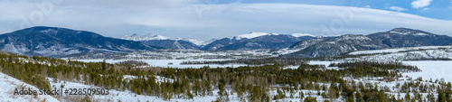 BEAUTIFUL PANORAMA VIEW OF DILLON RESERVOIR AND ROCKY MOUNTAINS IN WINTER / FRISCO / COLORADO / USA
