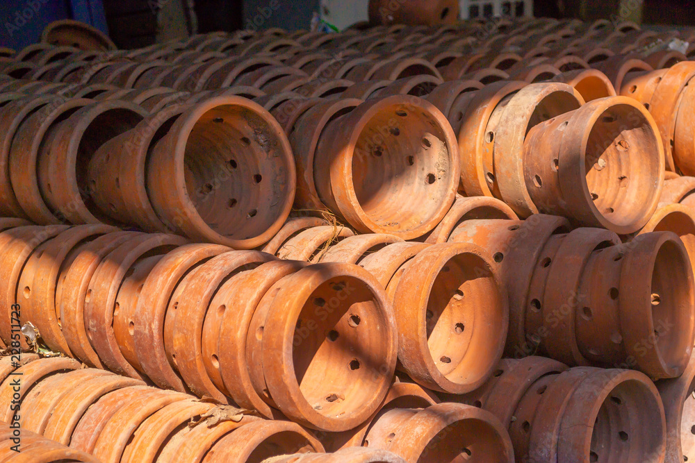 Warehouse of traditional Asian pottery made by clay, magazzino di vasi artigianali di creta Warehouse of traditional Asian pottery made by clay, magazzino di vasi artigianali di creta