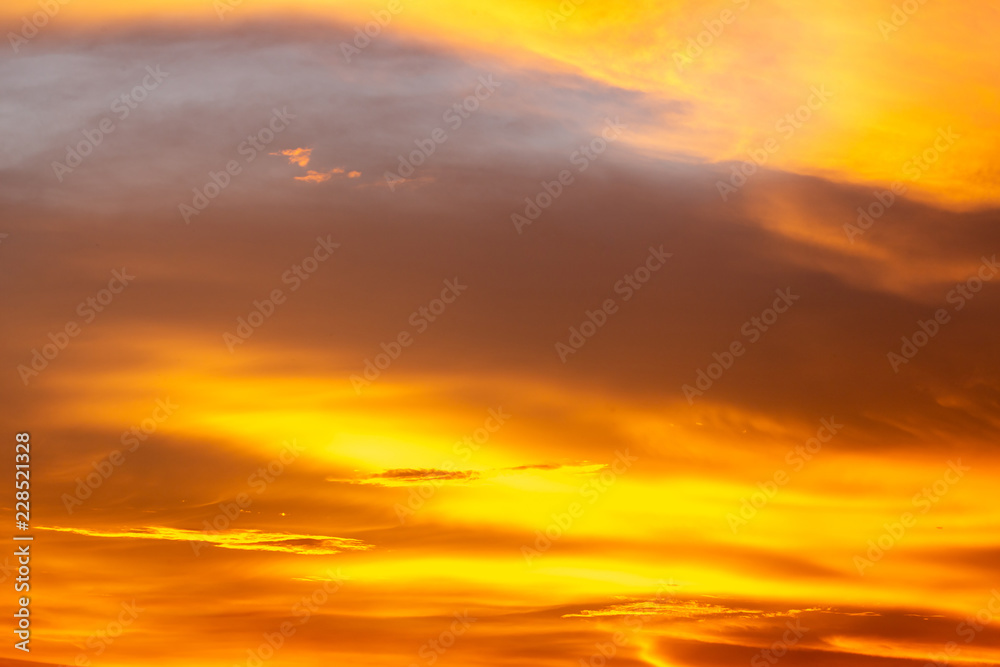 Fototapeta premium Dramatyczny zachód słońca z nieba i chmur, tło krajobrazu nieba zachód słońca