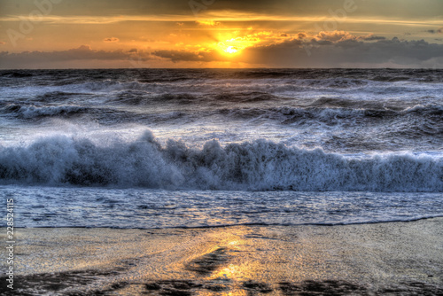 Stürmischer Sonnenuntergang am Strand von Agger