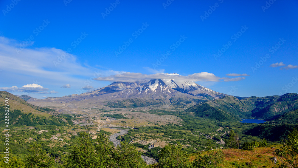 Fototapeta premium Scenic view on Mt St Helens from Castle Lake viewpoint