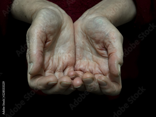 Begging alms by the hand of the pensioner. 