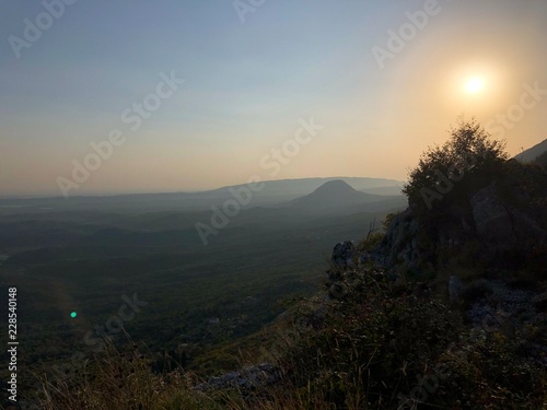 Sonnenuntergang in den Bergen von Montenegro