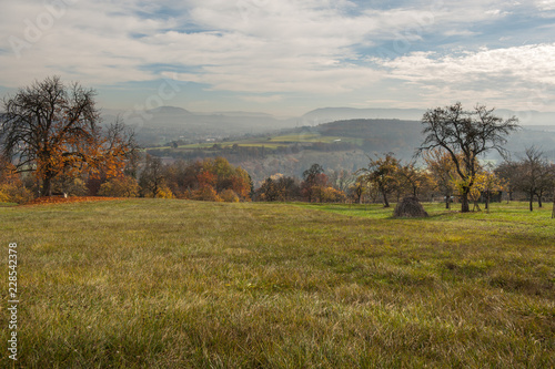 Herbstliche Alb-Landschaft mit leichtem Dunst in den Tälern