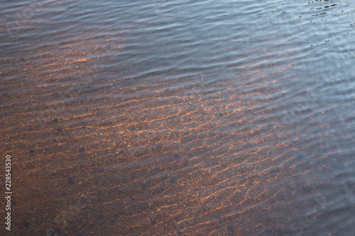 Fotografie sand bottom in a lake through transparent water