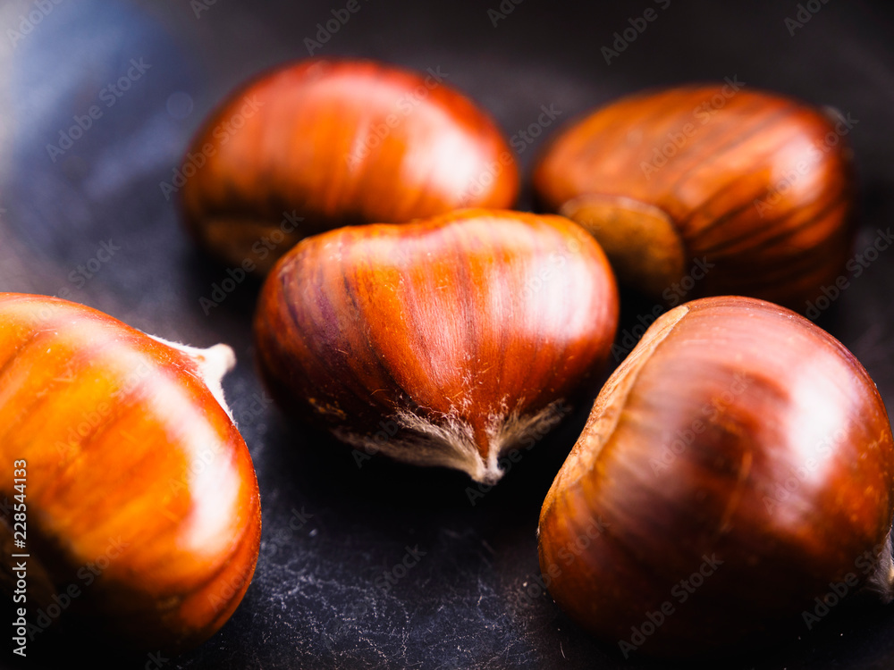 Fototapeta premium Castagne di bosco: i frutti dell'autunno in ciotola nera