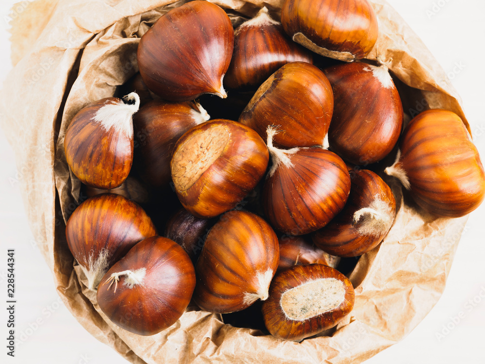 Obraz premium Castagne di bosco: i frutti dell'autunno