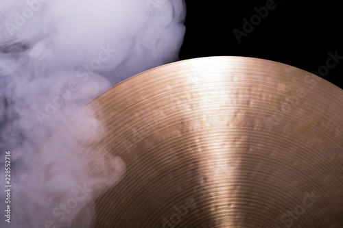 Quadro em tela A brass cymbal in smoke on a black background