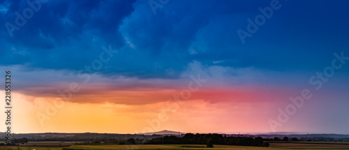 Dramatisches Wolkenpanorama mit Blick auf den Bussen