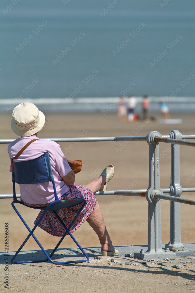 seniors vieille vieux age mer detente vacances ete chapeau chaleur